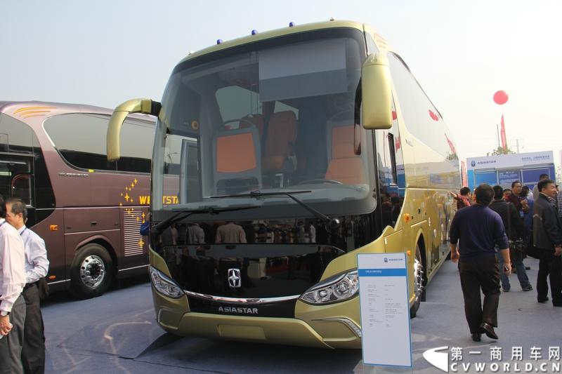 2013年10月10日，在扬州北山新落成的潍柴（扬州）亚星汽车产业园里，山东重工.潍柴动力对外发布长三角战略：作为旗下重要的战略板块，潍柴将利用自身的技术规模优势，将长三角板块打造成轻型发动机基地、商用车基地和特种车基地。图为亚星客车新款客车YBL6128H3QJ。