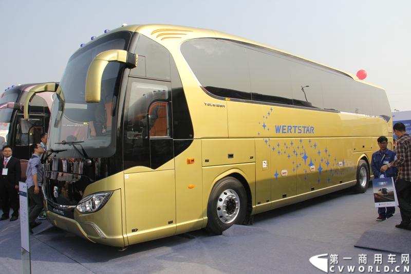 2013年10月10日，在扬州北山新落成的潍柴（扬州）亚星汽车产业园里，山东重工.潍柴动力对外发布长三角战略：作为旗下重要的战略板块，潍柴将利用自身的技术规模优势，将长三角板块打造成轻型发动机基地、商用车基地和特种车基地。图为亚星客车新款客车YBL6128H3QJ。