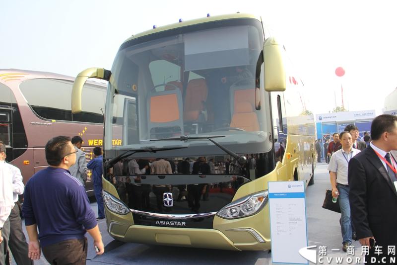2013年10月10日，在扬州北山新落成的潍柴（扬州）亚星汽车产业园里，山东重工.潍柴动力对外发布长三角战略：作为旗下重要的战略板块，潍柴将利用自身的技术规模优势，将长三角板块打造成轻型发动机基地、商用车基地和特种车基地。图为亚星客车新款客车YBL6128H3QJ。