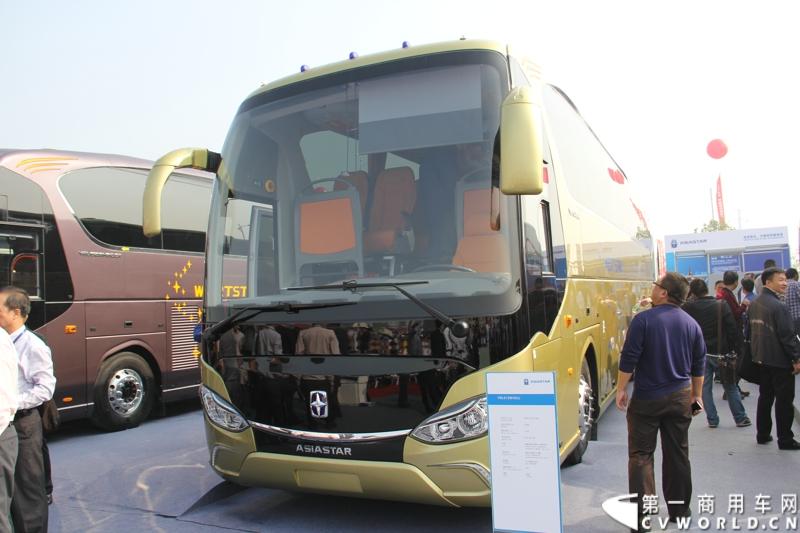 2013年10月10日，在扬州北山新落成的潍柴（扬州）亚星汽车产业园里，山东重工.潍柴动力对外发布长三角战略：作为旗下重要的战略板块，潍柴将利用自身的技术规模优势，将长三角板块打造成轻型发动机基地、商用车基地和特种车基地。图为亚星客车新款客车YBL6128H3QJ。