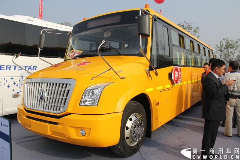 2013年10月10日，在扬州北山新落成的潍柴（扬州）亚星汽车产业园里，山东重工.潍柴动力对外发布长三角战略：作为旗下重要的战略板块，潍柴将利用自身的技术规模优势，将长三角板块打造成轻型发动机基地、商用车基地和特种车基地。图为亚星客车新款校车JS6110XCJ2 。