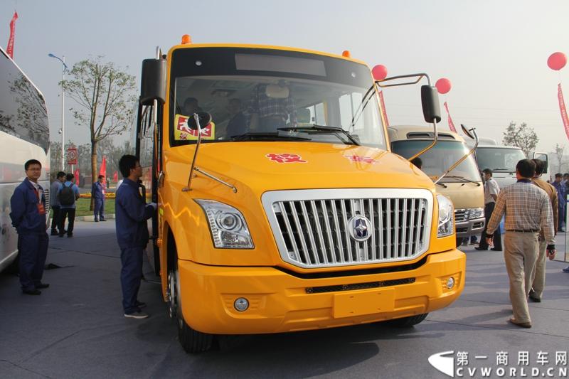 2013年10月10日，在扬州北山新落成的潍柴（扬州）亚星汽车产业园里，山东重工.潍柴动力对外发布长三角战略：作为旗下重要的战略板块，潍柴将利用自身的技术规模优势，将长三角板块打造成轻型发动机基地、商用车基地和特种车基地。图为亚星客车新款校车JS6110XCJ2 。