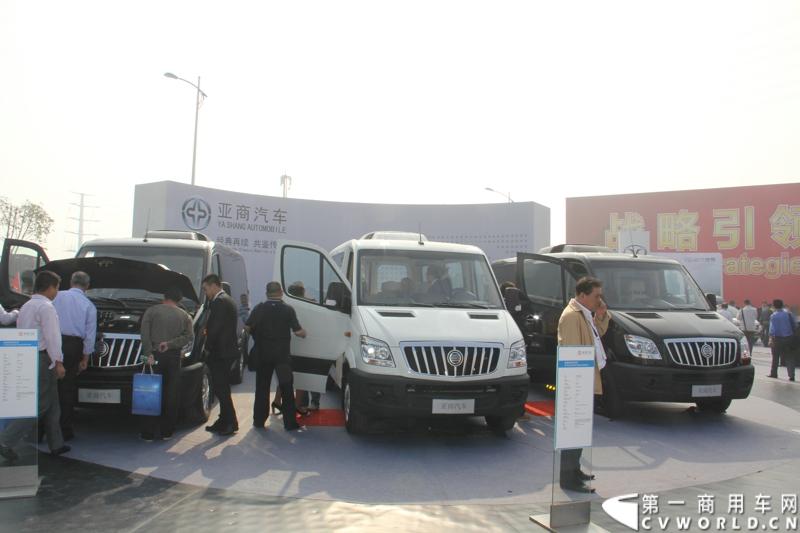 2013年10月10日，在扬州北山新落成的潍柴（扬州）亚星汽车产业园里，山东重工.潍柴动力对外发布长三角战略：作为旗下重要的战略板块，潍柴将利用自身的技术规模优势，将长三角板块打造成轻型发动机基地、商用车基地和特种车基地。图为亚星商用车公司生产的欧系大VAN。