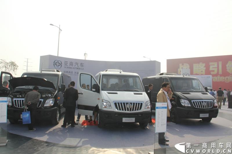 2013年10月10日，在扬州北山新落成的潍柴（扬州）亚星汽车产业园里，山东重工.潍柴动力对外发布长三角战略：作为旗下重要的战略板块，潍柴将利用自身的技术规模优势，将长三角板块打造成轻型发动机基地、商用车基地和特种车基地。图为亚星商用车公司生产的欧系大VAN。