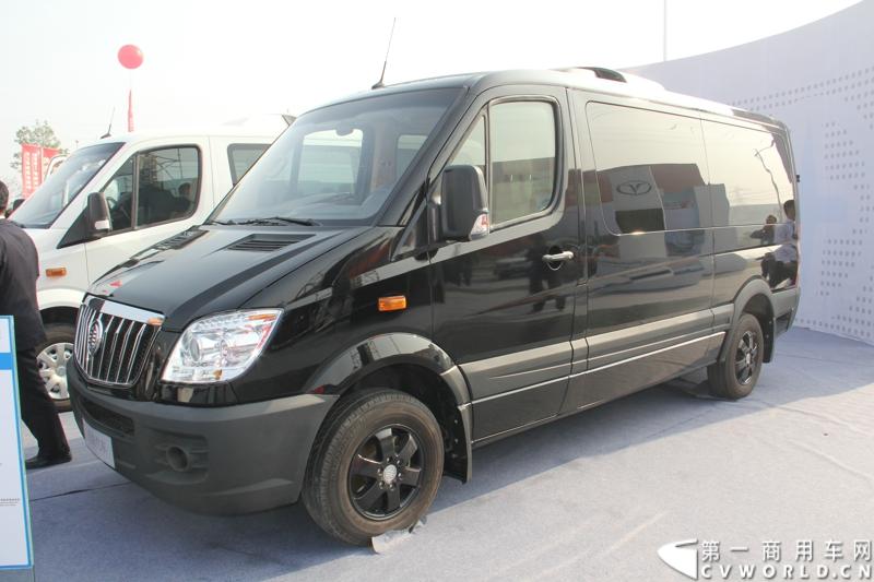 2013年10月10日，在扬州北山新落成的潍柴（扬州）亚星汽车产业园里，山东重工.潍柴动力对外发布长三角战略：作为旗下重要的战略板块，潍柴将利用自身的技术规模优势，将长三角板块打造成轻型发动机基地、商用车基地和特种车基地。图为亚星商用车公司生产的欧系大VAN。