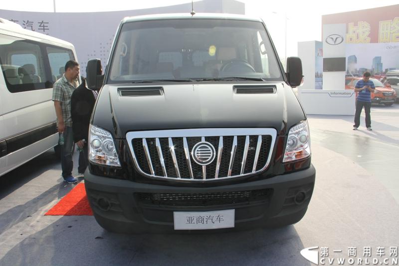 2013年10月10日，在扬州北山新落成的潍柴（扬州）亚星汽车产业园里，山东重工.潍柴动力对外发布长三角战略：作为旗下重要的战略板块，潍柴将利用自身的技术规模优势，将长三角板块打造成轻型发动机基地、商用车基地和特种车基地。图为亚星商用车公司生产的欧系大VAN。