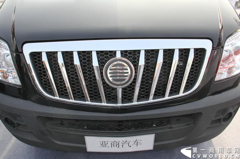 2013年10月10日，在扬州北山新落成的潍柴（扬州）亚星汽车产业园里，山东重工.潍柴动力对外发布长三角战略：作为旗下重要的战略板块，潍柴将利用自身的技术规模优势，将长三角板块打造成轻型发动机基地、商用车基地和特种车基地。图为亚星商用车公司生产的欧系大VAN。