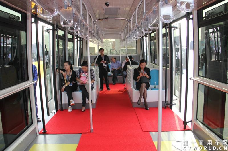 2013年10月10日，在扬州北山新落成的潍柴（扬州）亚星汽车产业园里，山东重工.潍柴动力对外发布长三角战略：作为旗下重要的战略板块，潍柴将利用自身的技术规模优势，将长三角板块打造成轻型发动机基地、商用车基地和特种车基地。图为亚星新款机场摆渡车YBL6140UCBD。