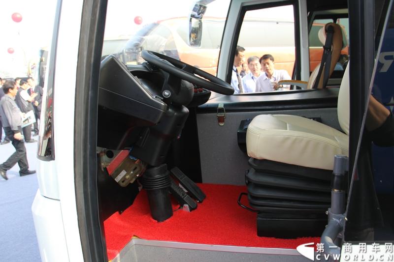 2013年10月10日，在扬州北山新落成的潍柴（扬州）亚星汽车产业园里，山东重工.潍柴动力对外发布长三角战略：作为旗下重要的战略板块，潍柴将利用自身的技术规模优势，将长三角板块打造成轻型发动机基地、商用车基地和特种车基地。图为亚星新款机场摆渡车YBL6140UCBD。