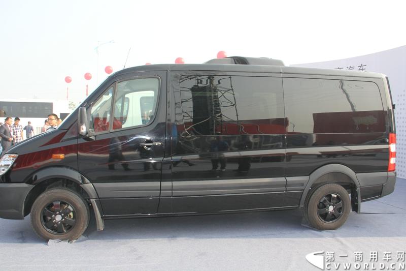 2013年10月10日，在扬州北山新落成的潍柴（扬州）亚星汽车产业园里，山东重工.潍柴动力对外发布长三角战略：作为旗下重要的战略板块，潍柴将利用自身的技术规模优势，将长三角板块打造成轻型发动机基地、商用车基地和特种车基地。图为亚星商用车公司生产的欧系大VAN。