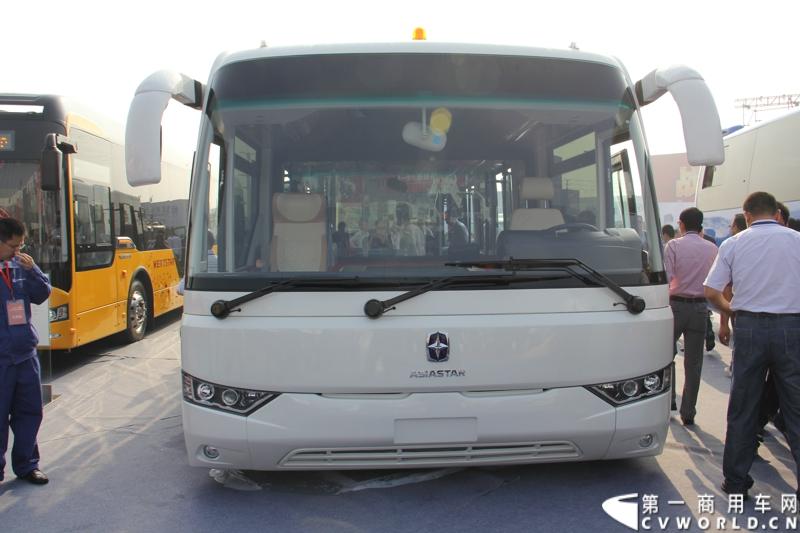2013年10月10日，在扬州北山新落成的潍柴（扬州）亚星汽车产业园里，山东重工.潍柴动力对外发布长三角战略：作为旗下重要的战略板块，潍柴将利用自身的技术规模优势，将长三角板块打造成轻型发动机基地、商用车基地和特种车基地。图为亚星新款机场摆渡车YBL6140UCBD。