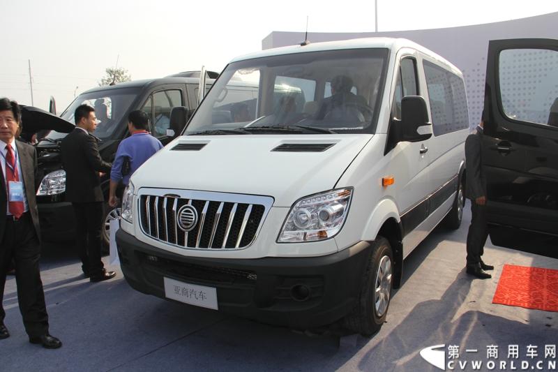 2013年10月10日，在扬州北山新落成的潍柴（扬州）亚星汽车产业园里，山东重工.潍柴动力对外发布长三角战略：作为旗下重要的战略板块，潍柴将利用自身的技术规模优势，将长三角板块打造成轻型发动机基地、商用车基地和特种车基地。图为亚星商用车公司生产的欧系大VAN。