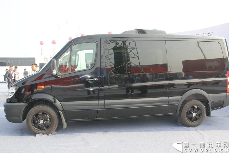 2013年10月10日，在扬州北山新落成的潍柴（扬州）亚星汽车产业园里，山东重工.潍柴动力对外发布长三角战略：作为旗下重要的战略板块，潍柴将利用自身的技术规模优势，将长三角板块打造成轻型发动机基地、商用车基地和特种车基地。图为亚星商用车公司生产的欧系大VAN。