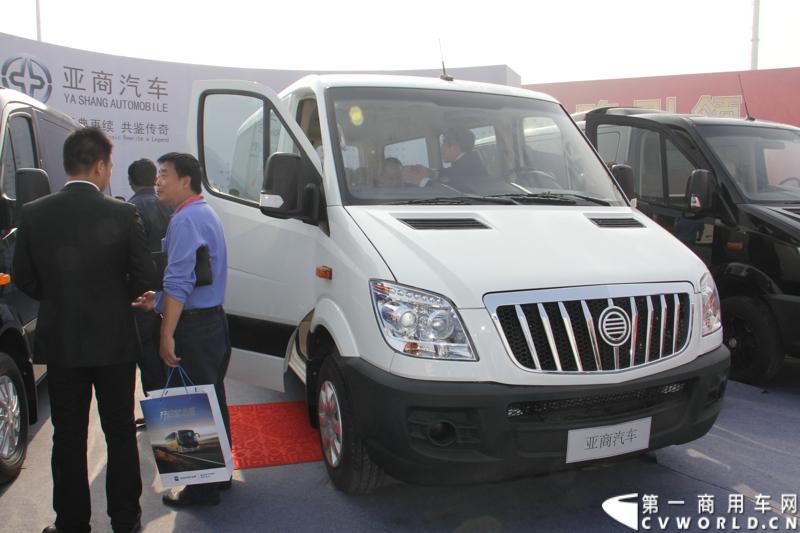 2013年10月10日，在扬州北山新落成的潍柴（扬州）亚星汽车产业园里，山东重工.潍柴动力对外发布长三角战略：作为旗下重要的战略板块，潍柴将利用自身的技术规模优势，将长三角板块打造成轻型发动机基地、商用车基地和特种车基地。图为亚星商用车公司生产的欧系大VAN。