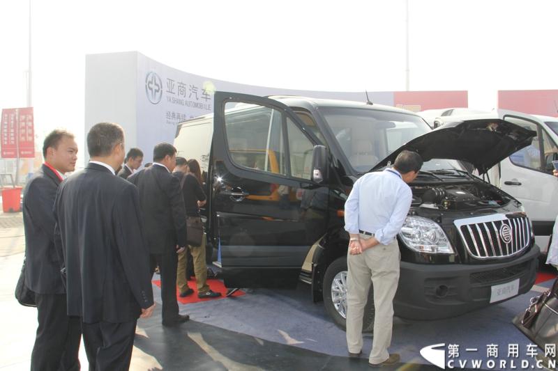 2013年10月10日，在扬州北山新落成的潍柴（扬州）亚星汽车产业园里，山东重工.潍柴动力对外发布长三角战略：作为旗下重要的战略板块，潍柴将利用自身的技术规模优势，将长三角板块打造成轻型发动机基地、商用车基地和特种车基地。图为亚星商用车公司生产的欧系大VAN。