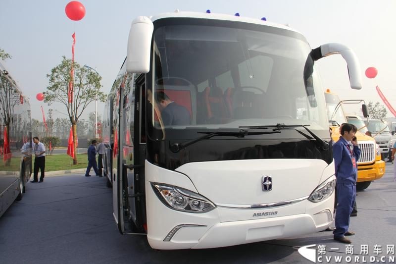 2013年10月10日，在扬州北山新落成的潍柴（扬州）亚星汽车产业园里，山东重工.潍柴动力对外发布长三角战略：作为旗下重要的战略板块，潍柴将利用自身的技术规模优势，将长三角板块打造成轻型发动机基地、商用车基地和特种车基地。图为亚星新款客车YBL6118H1QJ 。