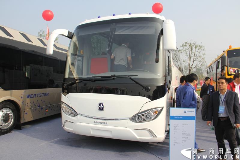 2013年10月10日，在扬州北山新落成的潍柴（扬州）亚星汽车产业园里，山东重工.潍柴动力对外发布长三角战略：作为旗下重要的战略板块，潍柴将利用自身的技术规模优势，将长三角板块打造成轻型发动机基地、商用车基地和特种车基地。图为亚星新款客车YBL6118H1QJ 。