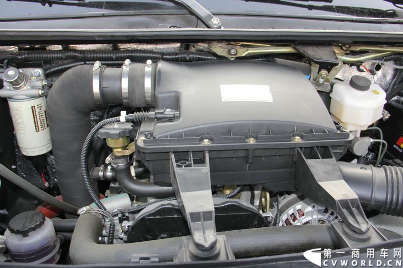 2013年10月10日，在扬州北山新落成的潍柴（扬州）亚星汽车产业园里，山东重工.潍柴动力对外发布长三角战略：作为旗下重要的战略板块，潍柴将利用自身的技术规模优势，将长三角板块打造成轻型发动机基地、商用车基地和特种车基地。图为亚星商用车公司生产的欧系大VAN。