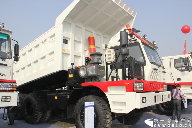 2013年10月10日，在扬州北山新落成的潍柴（扬州）亚星汽车产业园里，山东重工.潍柴动力对外发布长三角战略：作为旗下重要的战略板块，潍柴将利用自身的技术规模优势，将长三角板块打造成轻型发动机基地、商用车基地和特种车基地。图为扬州盛达特种车公司生产的矿用自卸车。