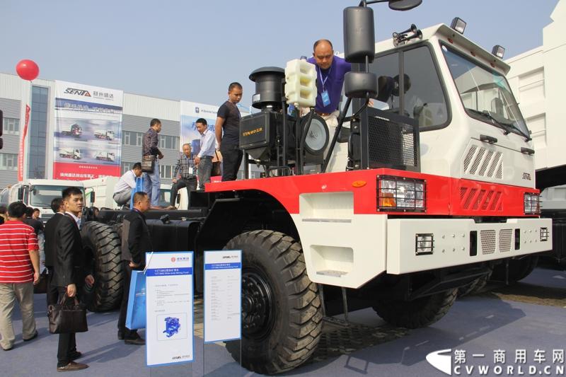 2013年10月10日，在扬州北山新落成的潍柴（扬州）亚星汽车产业园里，山东重工.潍柴动力对外发布长三角战略：作为旗下重要的战略板块，潍柴将利用自身的技术规模优势，将长三角板块打造成轻型发动机基地、商用车基地和特种车基地。图为扬州盛达特种车公司生产的矿用自卸车。