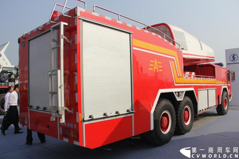 2013年10月10日，在扬州北山新落成的潍柴（扬州）亚星汽车产业园里，山东重工.潍柴动力对外发布长三角战略：作为旗下重要的战略板块，潍柴将利用自身的技术规模优势，将长三角板块打造成轻型发动机基地、商用车基地和特种车基地。图为战略发布会现场摆放的陕汽消防车。