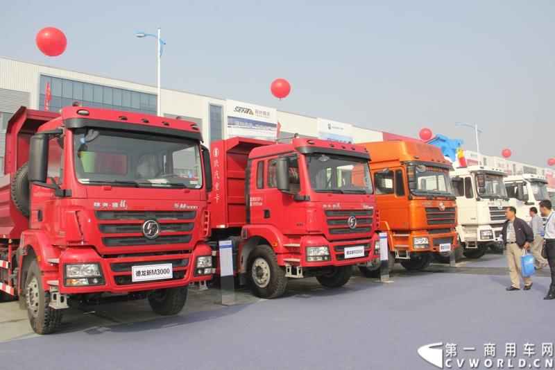 2013年10月10日，在扬州北山新落成的潍柴（扬州）亚星汽车产业园里，山东重工.潍柴动力对外发布长三角战略：作为旗下重要的战略板块，潍柴将利用自身的技术规模优势，将长三角板块打造成轻型发动机基地、商用车基地和特种车基地。图为战略发布会现场摆放的陕汽重卡。