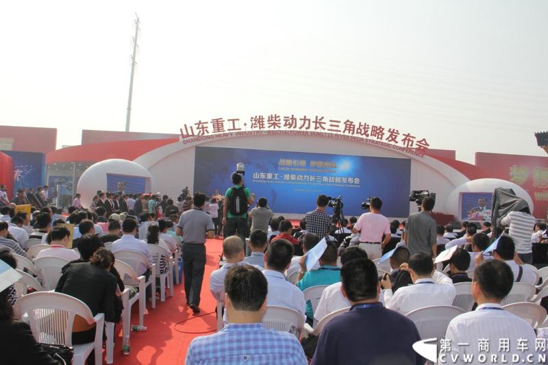 2013年10月10日，在扬州北山新落成的潍柴（扬州）亚星汽车产业园里，山东重工.潍柴动力对外发布长三角战略：作为旗下重要的战略板块，潍柴将利用自身的技术规模优势，将长三角板块打造成轻型发动机基地、商用车基地和特种车基地。图为发布会现场。
