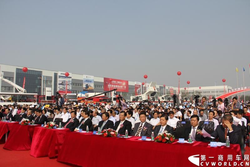 2013年10月10日，在扬州北山新落成的潍柴（扬州）亚星汽车产业园里，山东重工.潍柴动力对外发布长三角战略：作为旗下重要的战略板块，潍柴将利用自身的技术规模优势，将长三角板块打造成轻型发动机基地、商用车基地和特种车基地。图为发布会现场。