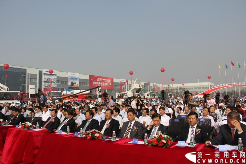 2013年10月10日，在扬州北山新落成的潍柴（扬州）亚星汽车产业园里，山东重工.潍柴动力对外发布长三角战略：作为旗下重要的战略板块，潍柴将利用自身的技术规模优势，将长三角板块打造成轻型发动机基地、商用车基地和特种车基地。图为发布会现场。