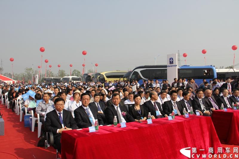 2013年10月10日，在扬州北山新落成的潍柴（扬州）亚星汽车产业园里，山东重工.潍柴动力对外发布长三角战略：作为旗下重要的战略板块，潍柴将利用自身的技术规模优势，将长三角板块打造成轻型发动机基地、商用车基地和特种车基地。图为发布会现场。