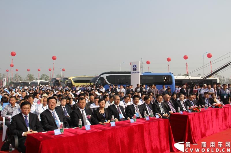 2013年10月10日，在扬州北山新落成的潍柴（扬州）亚星汽车产业园里，山东重工.潍柴动力对外发布长三角战略：作为旗下重要的战略板块，潍柴将利用自身的技术规模优势，将长三角板块打造成轻型发动机基地、商用车基地和特种车基地。图为发布会现场。