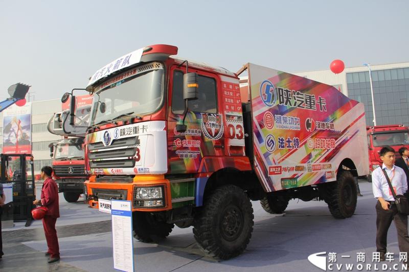 2013年10月10日，在扬州北山新落成的潍柴（扬州）亚星汽车产业园里，山东重工.潍柴动力对外发布长三角战略：作为旗下重要的战略板块，潍柴将利用自身的技术规模优势，将长三角板块打造成轻型发动机基地、商用车基地和特种车基地。图为长三角战略发布会现场的陕汽超级卡车越野大赛赛车。