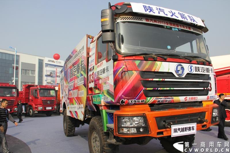 2013年10月10日，在扬州北山新落成的潍柴（扬州）亚星汽车产业园里，山东重工.潍柴动力对外发布长三角战略：作为旗下重要的战略板块，潍柴将利用自身的技术规模优势，将长三角板块打造成轻型发动机基地、商用车基地和特种车基地。图为长三角战略发布会现场的陕汽超级卡车越野大赛赛车。