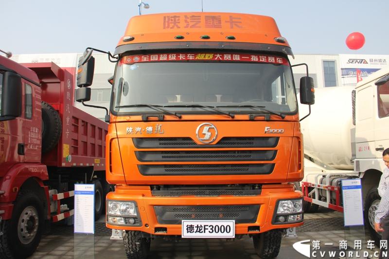 2013年10月10日，在扬州北山新落成的潍柴（扬州）亚星汽车产业园里，山东重工.潍柴动力对外发布长三角战略：作为旗下重要的战略板块，潍柴将利用自身的技术规模优势，将长三角板块打造成轻型发动机基地、商用车基地和特种车基地。图为长三角战略发布会现场的德龙F3000重卡。