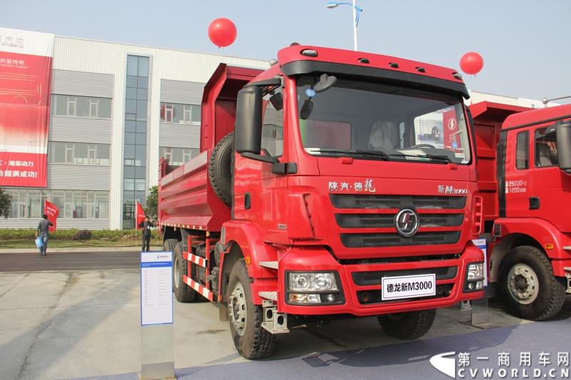 2013年10月10日，在扬州北山新落成的潍柴（扬州）亚星汽车产业园里，山东重工.潍柴动力对外发布长三角战略：作为旗下重要的战略板块，潍柴将利用自身的技术规模优势，将长三角板块打造成轻型发动机基地、商用车基地和特种车基地。图为长三角战略发布会现场的陕汽德龙新M3000。
