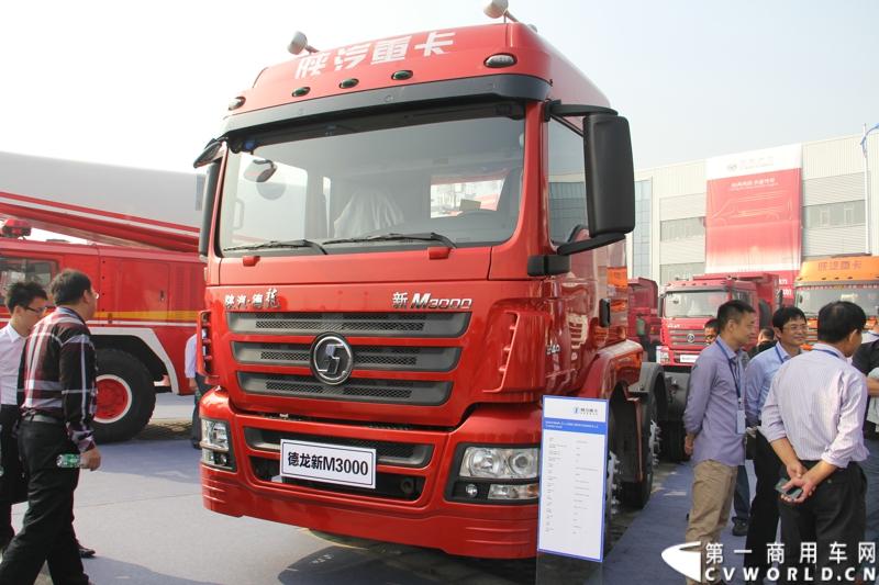 2013年10月10日，在扬州北山新落成的潍柴（扬州）亚星汽车产业园里，山东重工.潍柴动力对外发布长三角战略：作为旗下重要的战略板块，潍柴将利用自身的技术规模优势，将长三角板块打造成轻型发动机基地、商用车基地和特种车基地。图为长三角战略发布会现场的陕汽德龙新M3000。