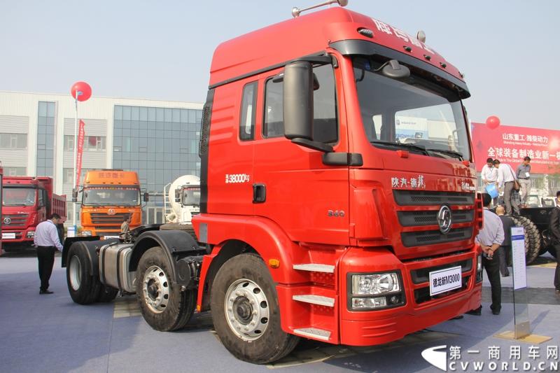 2013年10月10日，在扬州北山新落成的潍柴（扬州）亚星汽车产业园里，山东重工.潍柴动力对外发布长三角战略：作为旗下重要的战略板块，潍柴将利用自身的技术规模优势，将长三角板块打造成轻型发动机基地、商用车基地和特种车基地。图为长三角战略发布会现场的陕汽德龙新M3000。