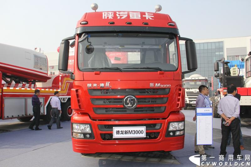 2013年10月10日，在扬州北山新落成的潍柴（扬州）亚星汽车产业园里，山东重工.潍柴动力对外发布长三角战略：作为旗下重要的战略板块，潍柴将利用自身的技术规模优势，将长三角板块打造成轻型发动机基地、商用车基地和特种车基地。图为长三角战略发布会现场的陕汽德龙新M3000。