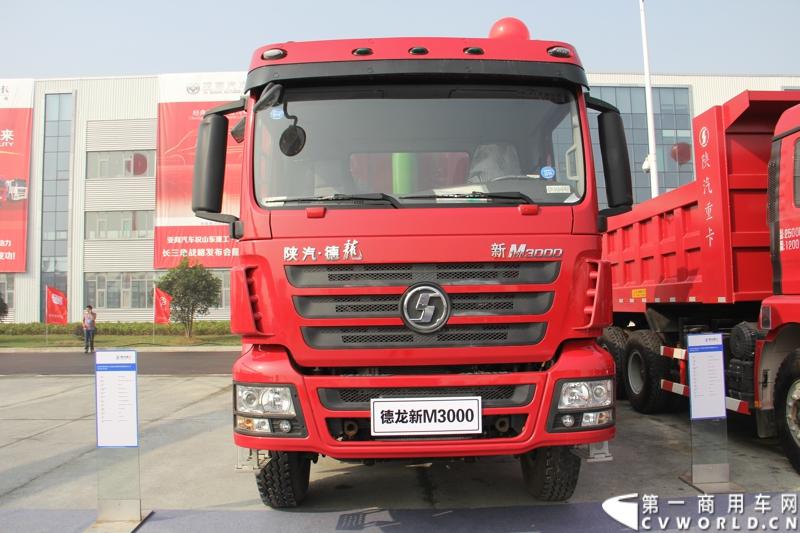 2013年10月10日，在扬州北山新落成的潍柴（扬州）亚星汽车产业园里，山东重工.潍柴动力对外发布长三角战略：作为旗下重要的战略板块，潍柴将利用自身的技术规模优势，将长三角板块打造成轻型发动机基地、商用车基地和特种车基地。图为长三角战略发布会现场的陕汽德龙新M3000。