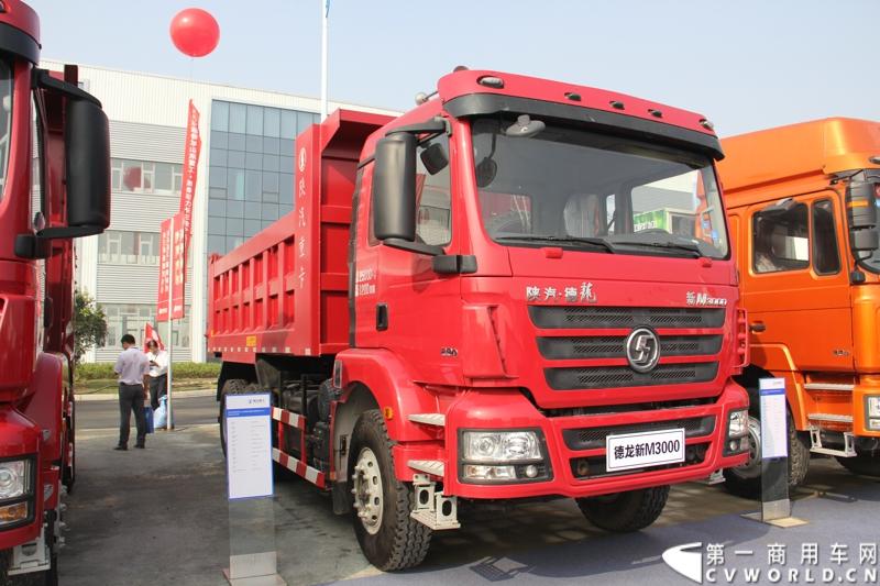 2013年10月10日，在扬州北山新落成的潍柴（扬州）亚星汽车产业园里，山东重工.潍柴动力对外发布长三角战略：作为旗下重要的战略板块，潍柴将利用自身的技术规模优势，将长三角板块打造成轻型发动机基地、商用车基地和特种车基地。图为长三角战略发布会现场的陕汽德龙新M3000。