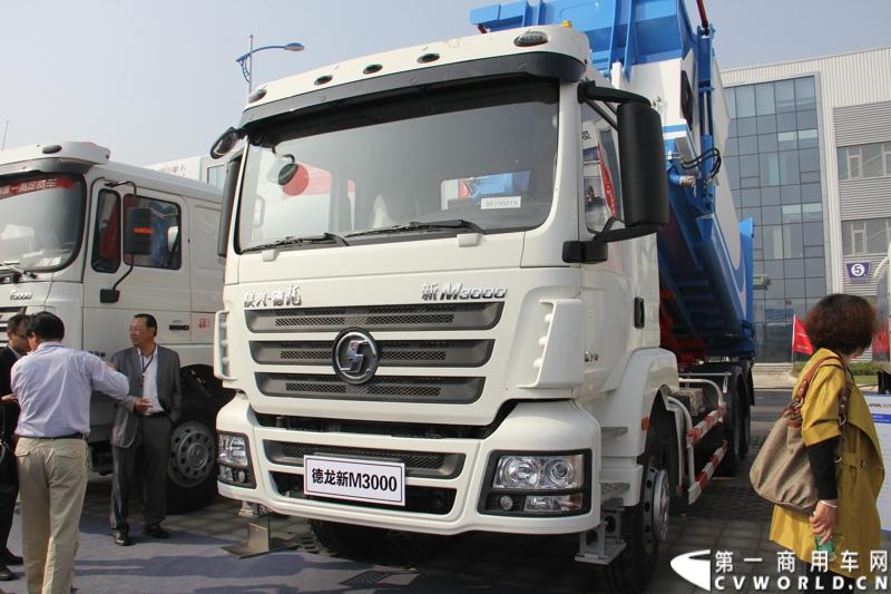 2013年10月10日，在扬州北山新落成的潍柴（扬州）亚星汽车产业园里，山东重工.潍柴动力对外发布长三角战略：作为旗下重要的战略板块，潍柴将利用自身的技术规模优势，将长三角板块打造成轻型发动机基地、商用车基地和特种车基地。图为长三角战略发布会现场的德龙新M3000压缩式垃圾车。