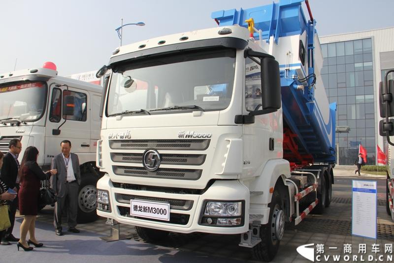 2013年10月10日，在扬州北山新落成的潍柴（扬州）亚星汽车产业园里，山东重工.潍柴动力对外发布长三角战略：作为旗下重要的战略板块，潍柴将利用自身的技术规模优势，将长三角板块打造成轻型发动机基地、商用车基地和特种车基地。图为长三角战略发布会现场的德龙新M3000压缩式垃圾车。