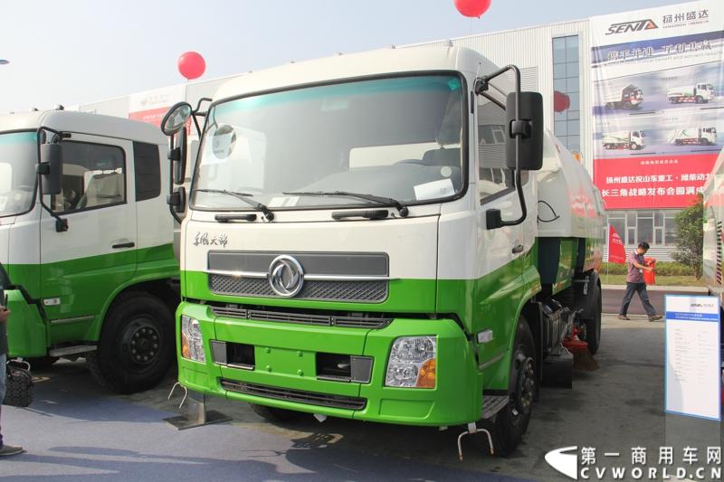 2013年10月10日，在扬州北山新落成的潍柴（扬州）亚星汽车产业园里，山东重工.潍柴动力对外发布长三角战略：作为旗下重要的战略板块，潍柴将利用自身的技术规模优势，将长三角板块打造成轻型发动机基地、商用车基地和特种车基地。图为长三角战略发布会现场展出的盛达特种车公司改装的清扫车。