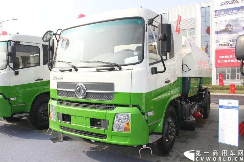 2013年10月10日，在扬州北山新落成的潍柴（扬州）亚星汽车产业园里，山东重工.潍柴动力对外发布长三角战略：作为旗下重要的战略板块，潍柴将利用自身的技术规模优势，将长三角板块打造成轻型发动机基地、商用车基地和特种车基地。图为长三角战略发布会现场展出的盛达特种车公司改装的清扫车。