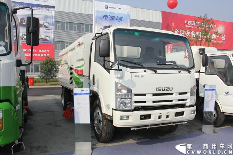 2013年10月10日，在扬州北山新落成的潍柴（扬州）亚星汽车产业园里，山东重工.潍柴动力对外发布长三角战略：作为旗下重要的战略板块，潍柴将利用自身的技术规模优势，将长三角板块打造成轻型发动机基地、商用车基地和特种车基地。图为长三角战略发布会现场展出的盛达特种车公司改装的清扫车。