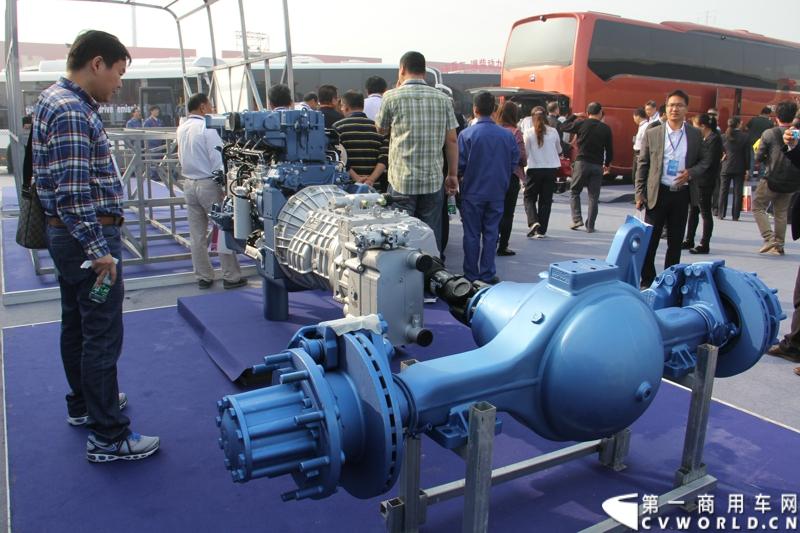 2013年10月10日，在扬州北山新落成的潍柴（扬州）亚星汽车产业园里，山东重工.潍柴动力对外发布长三角战略：作为旗下重要的战略板块，潍柴将利用自身的技术规模优势，将长三角板块打造成轻型发动机基地、商用车基地和特种车基地。图为长三角战略发布会现场展出的潍柴客车黄金传动链。