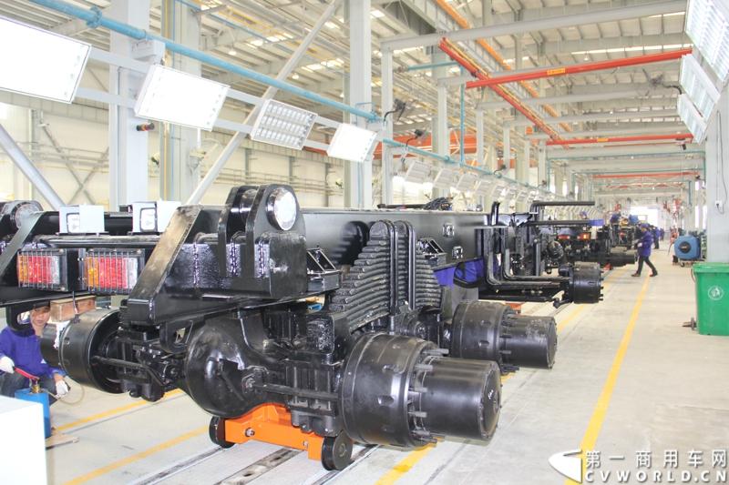 2013年10月10日，在扬州北山新落成的潍柴（扬州）亚星汽车产业园里，山东重工.潍柴动力对外发布长三角战略：作为旗下重要的战略板块，潍柴将利用自身的技术规模优势，将长三角板块打造成轻型发动机基地、商用车基地和特种车基地。图为潍柴亚星汽车产业园全新生产线 。