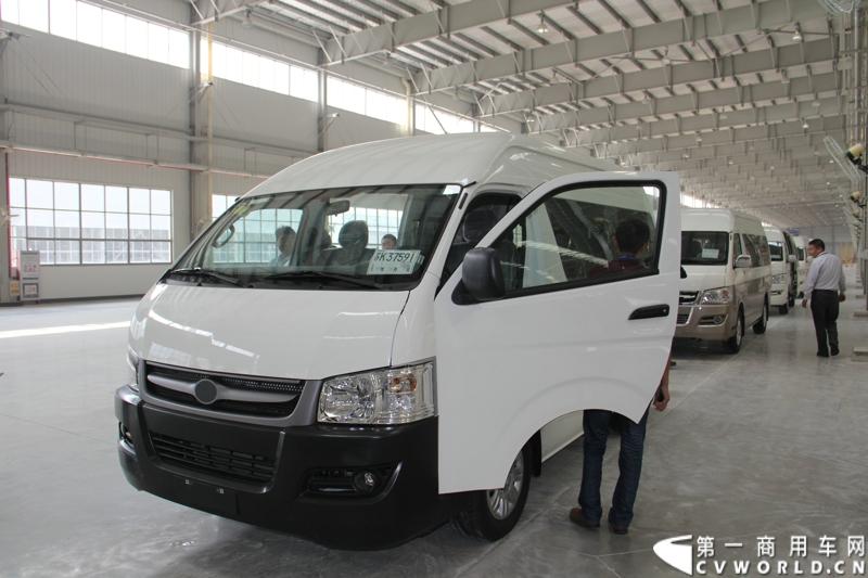 2013年10月10日，在扬州北山新落成的潍柴（扬州）亚星汽车产业园里，山东重工.潍柴动力对外发布长三角战略：作为旗下重要的战略板块，潍柴将利用自身的技术规模优势，将长三角板块打造成轻型发动机基地、商用车基地和特种车基地。图为潍柴亚星汽车产业园全新生产线 。