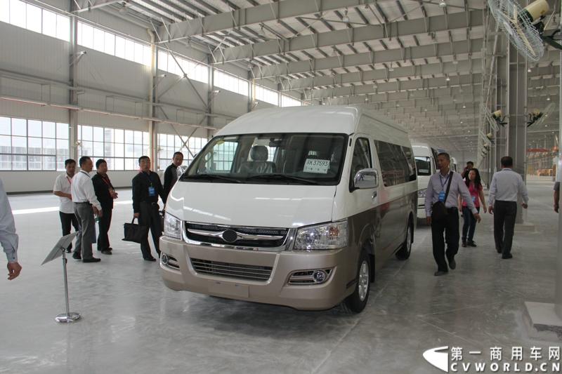 2013年10月10日，在扬州北山新落成的潍柴（扬州）亚星汽车产业园里，山东重工.潍柴动力对外发布长三角战略：作为旗下重要的战略板块，潍柴将利用自身的技术规模优势，将长三角板块打造成轻型发动机基地、商用车基地和特种车基地。图为潍柴亚星汽车产业园全新生产线 。