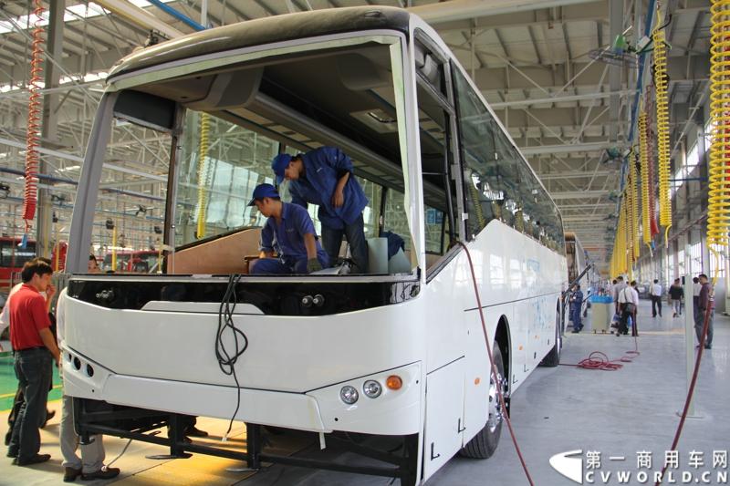 2013年10月10日，在扬州北山新落成的潍柴（扬州）亚星汽车产业园里，山东重工.潍柴动力对外发布长三角战略：作为旗下重要的战略板块，潍柴将利用自身的技术规模优势，将长三角板块打造成轻型发动机基地、商用车基地和特种车基地。图为潍柴亚星汽车产业园全新生产线 。